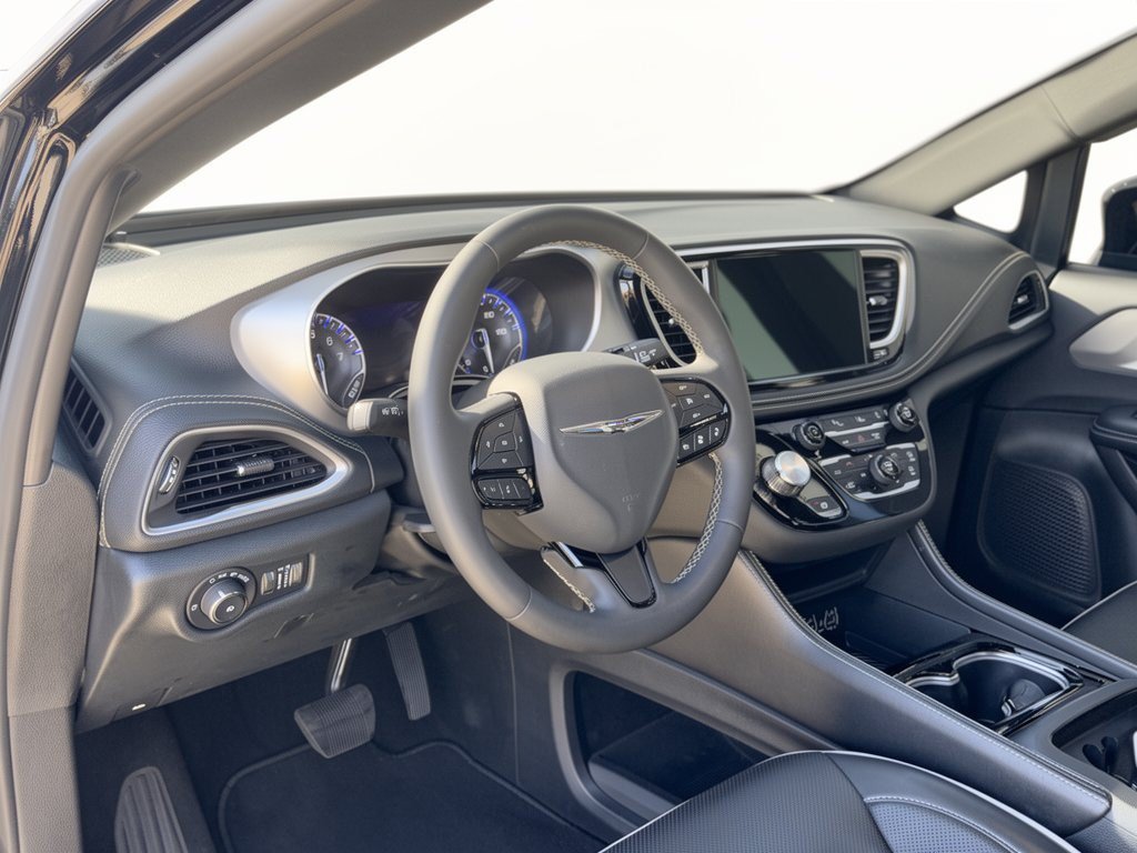 Used 2025 Chrysler Pacifica Limited FWD image 4