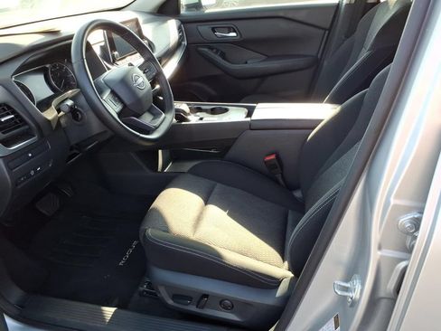 Certified 2025 Nissan Rogue SV FWD image 10