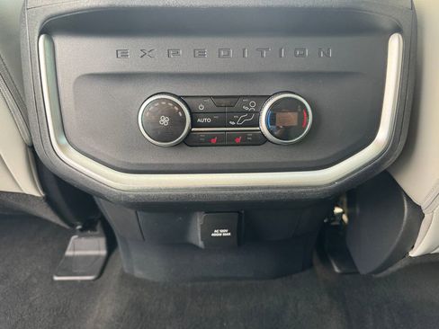 Used 2025 Ford Expedition Platinum w/ Driver's Package AWD/4WD image 43