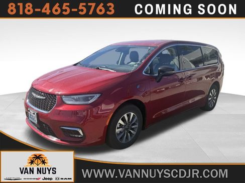 Used 2024 Chrysler Pacifica Limited FWD image 1