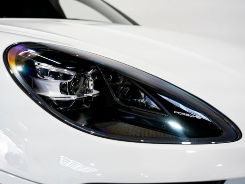 Used 2021 Porsche Macan S w/ Premium Package image 48