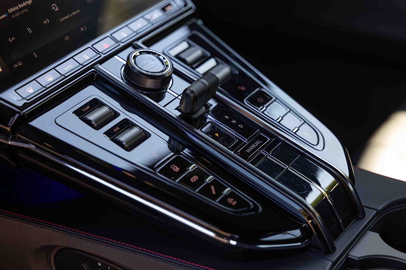 Used 2025 Aston Martin V8 Vantage Coupe RWD image 12