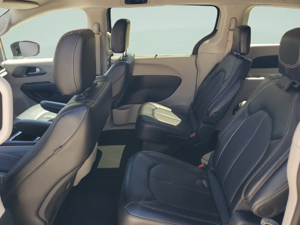 Used 2024 Chrysler Pacifica Touring-L FWD image 10