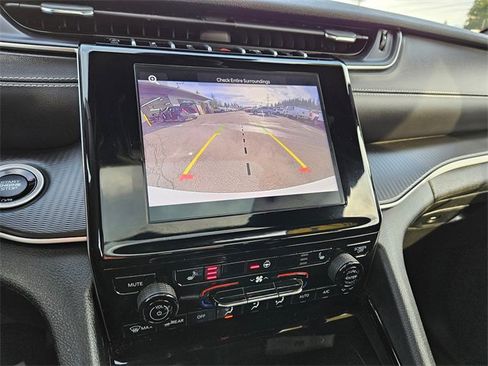 Used 2023 Jeep Grand Cherokee Altitude image 26