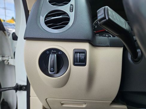 Used 2017 Volkswagen Tiguan S image 17