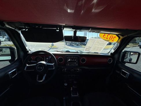 Used 2023 Jeep Wrangler Unlimited Rubicon image 12