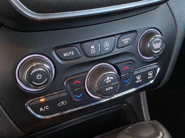 Used 2019 Jeep Cherokee Trailhawk w/ Cold Weather Group AWD/4WD image 25