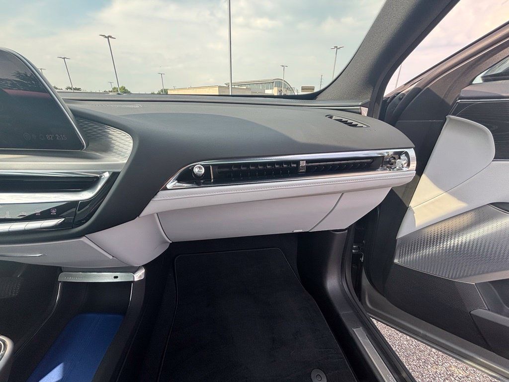 Certified 2024 Cadillac Lyriq Luxury AWD/4WD image 31