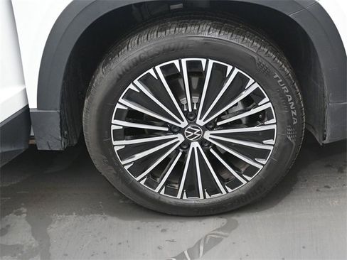 Certified 2025 Volkswagen Taos SE w/ Panoramic Sunroof Package image 36