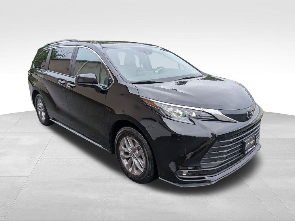 Used 2026 Toyota Sienna XLE FWD image 12