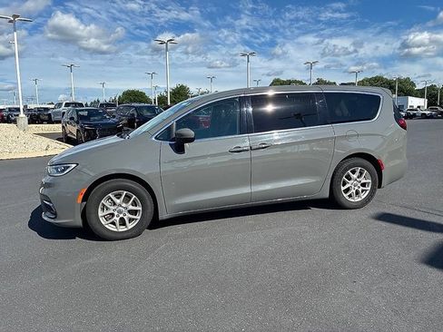 Used 2023 Chrysler Pacifica Touring-L FWD image 13
