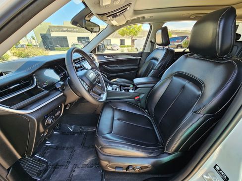 Used 2023 Jeep Grand Cherokee 4WD 4xe image 17