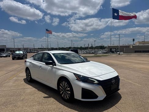 Certified 2025 Nissan Altima 2.5 SV FWD image 1