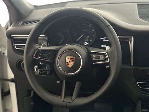 Used 2025 Porsche Macan image 20