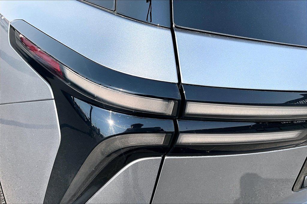 Used 2024 Chevrolet Traverse RS AWD/4WD image 31