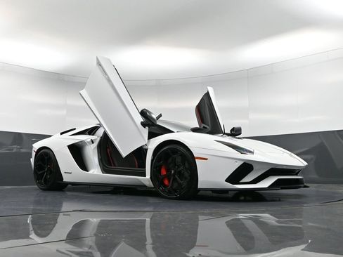 Used 2019 Lamborghini Aventador S image 38