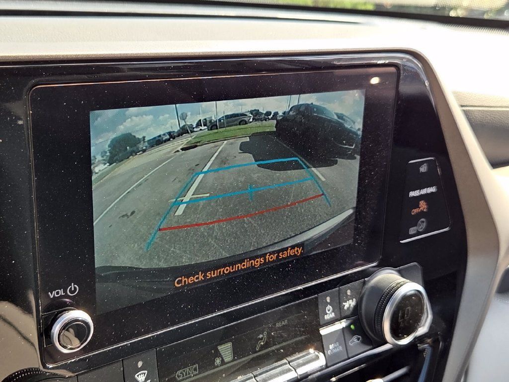 Used 2023 Toyota Highlander L FWD image 19
