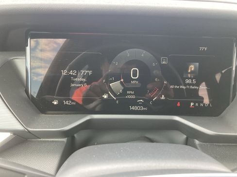 Used 2025 GMC Acadia Elevation image 10