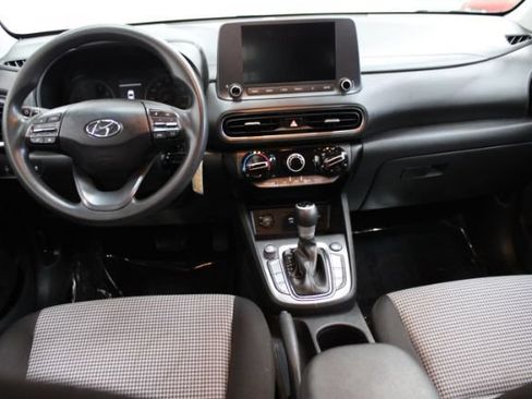 Used 2023 Hyundai Kona SE FWD image 2