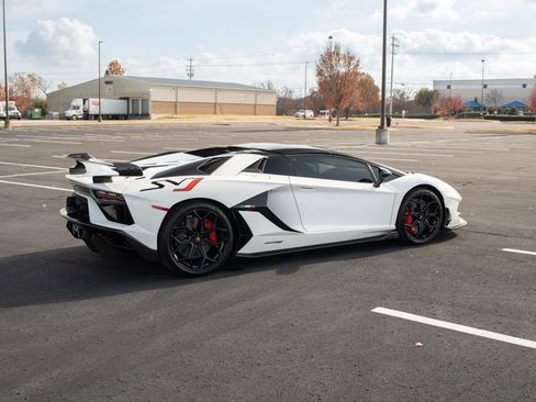 Used 2021 Lamborghini Aventador SVJ image 8