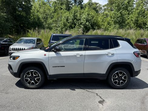 Used 2025 Jeep Compass Trailhawk w/ Trailhawk Convenience Group AWD/4WD image 8