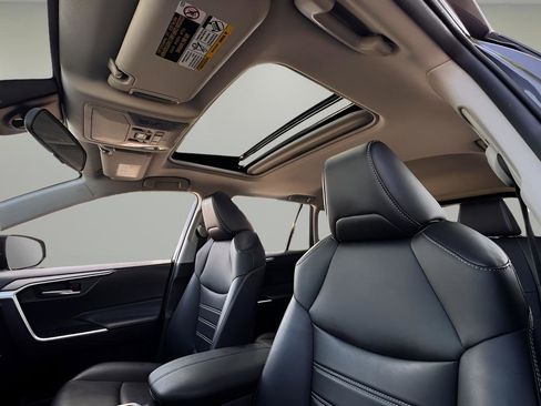 Used 2021 Toyota RAV4 XLE Premium image 20