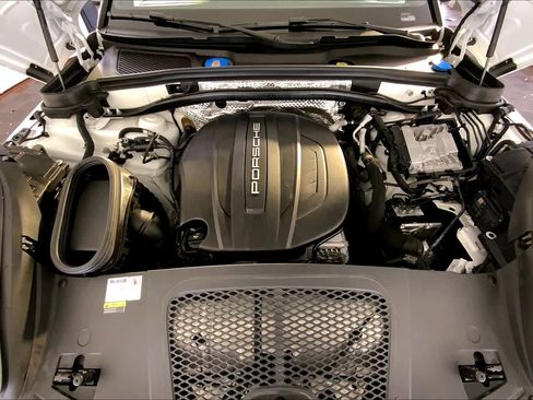 Used 2021 Porsche Macan image 32