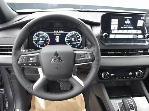 Used 2023 Mitsubishi Outlander SE image 15