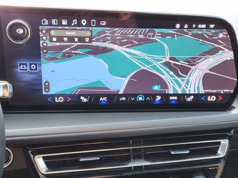 Used 2025 Chevrolet Traverse LT w/ Midnight/Sport Edition image 14