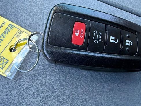 Used 2022 Toyota Highlander XLE AWD/4WD image 29