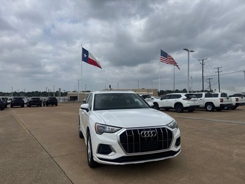 Used 2020 Audi Q3 2.0T Premium w/ Convenience Package AWD/4WD image 3