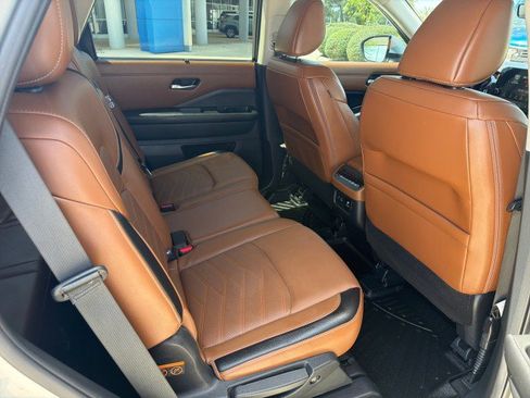 Used 2024 Nissan Pathfinder Platinum w/ Cargo Package FWD image 17