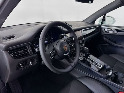 Certified 2026 Porsche Macan AWD/4WD image 4