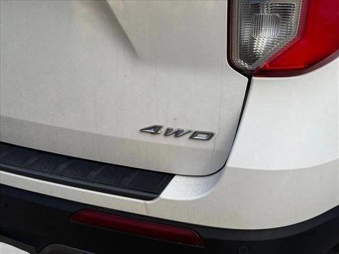 Used 2022 Ford Explorer XLT w/ Equipment Group 202A image 9