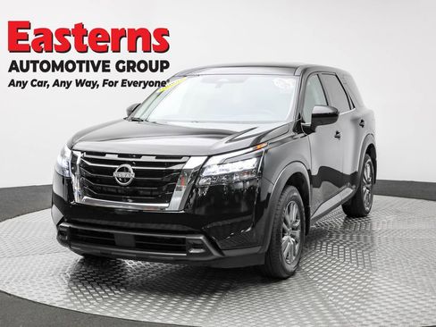 Used 2024 Nissan Pathfinder S image 1