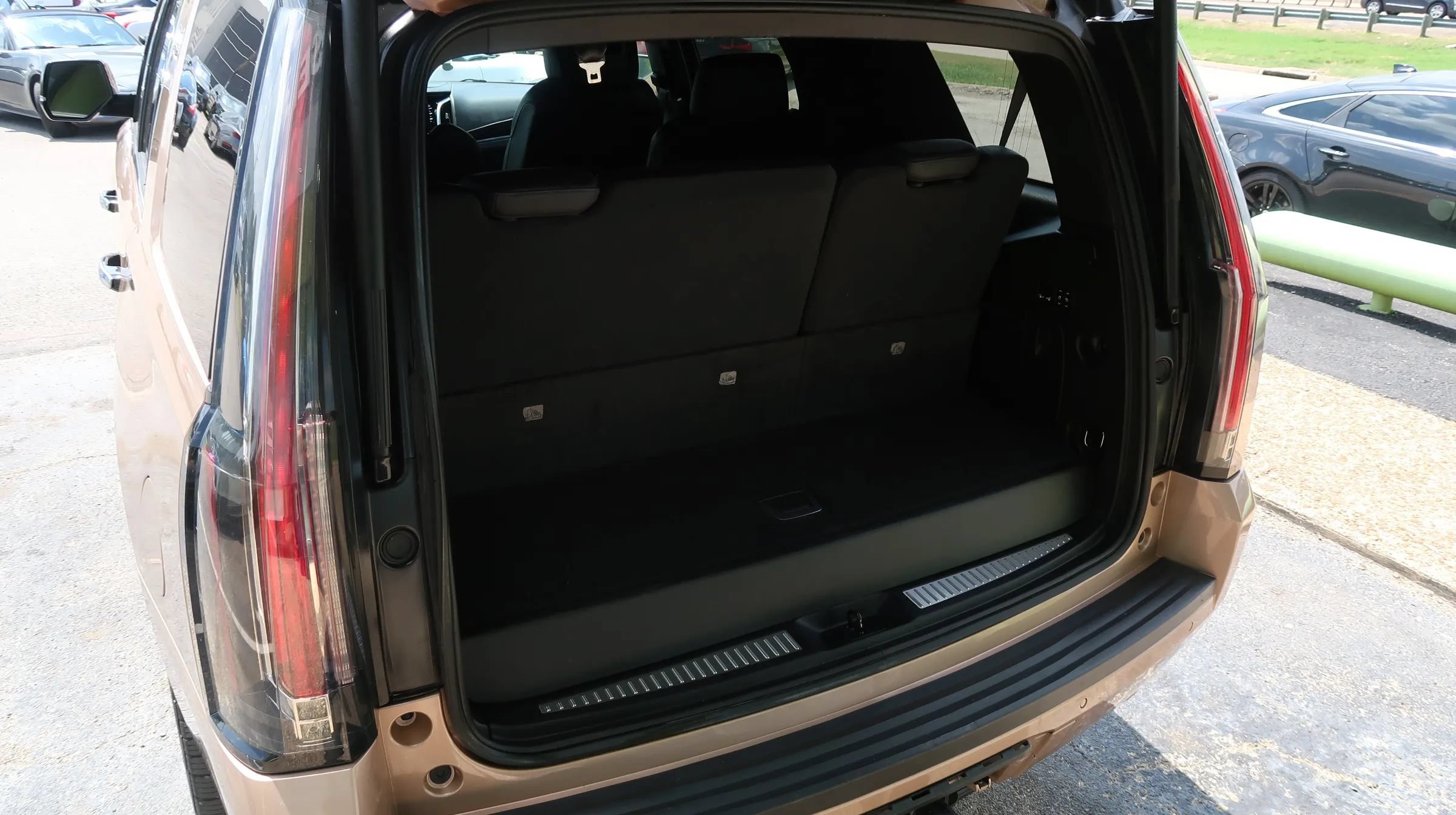 Used 2020 Cadillac Escalade Platinum AWD/4WD image 9