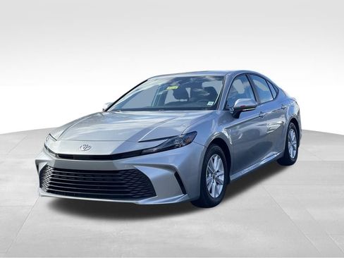 Used 2025 Toyota Camry LE image 2
