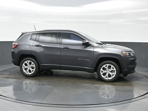 Used 2024 Jeep Compass Sport AWD/4WD image 7