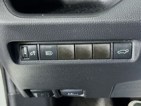 Used 2021 Toyota RAV4 XLE w/ Convenience Package FWD image 16