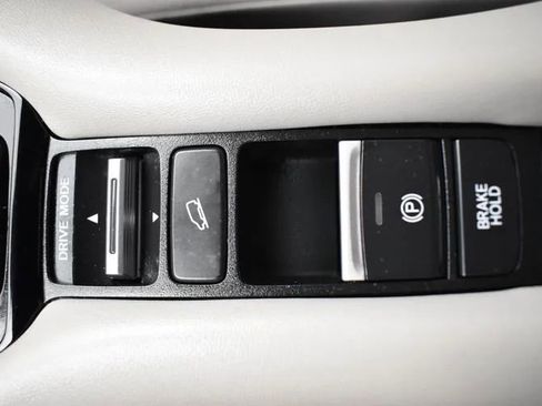 Used 2025 Honda HR-V LX image 32
