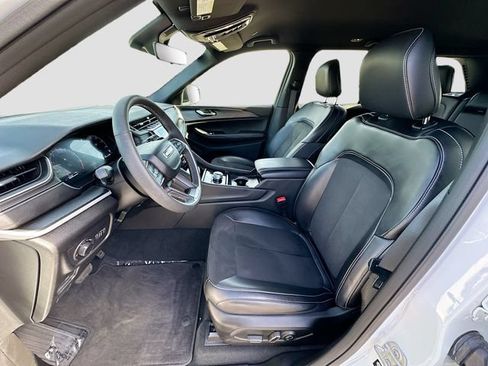 Used 2025 Jeep Grand Cherokee Altitude RWD image 21
