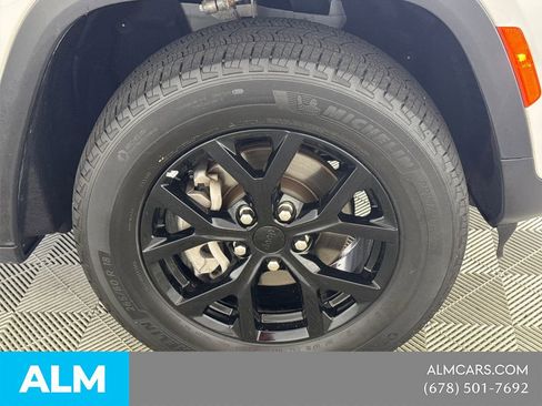 Used 2025 Jeep Grand Cherokee Altitude AWD/4WD image 16
