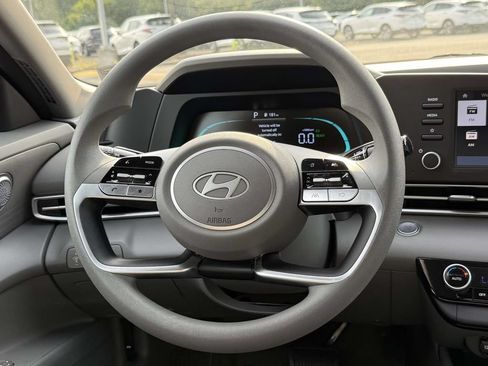 Used 2025 Hyundai Elantra Hybrid FWD image 9