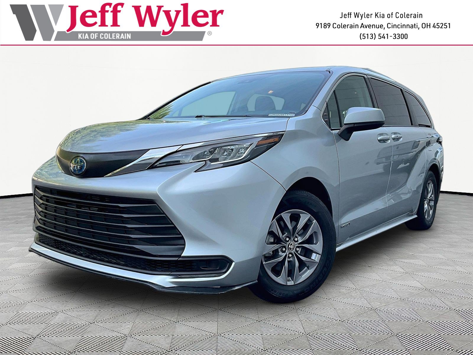 Used 2021 Toyota Sienna LE FWD image 1