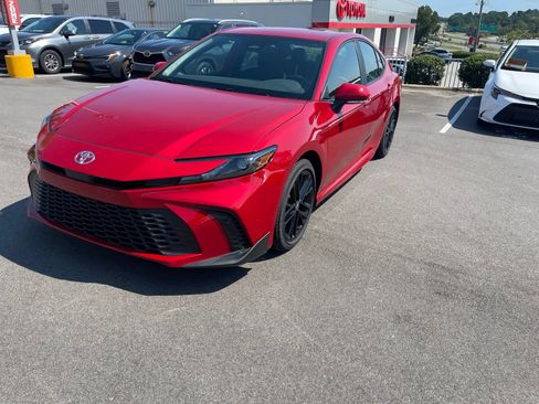 Used 2025 Toyota Camry SE w/ Convenience Package FWD image 15