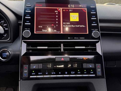 Used 2019 Toyota Avalon XLE w/ Moonroof Package image 12