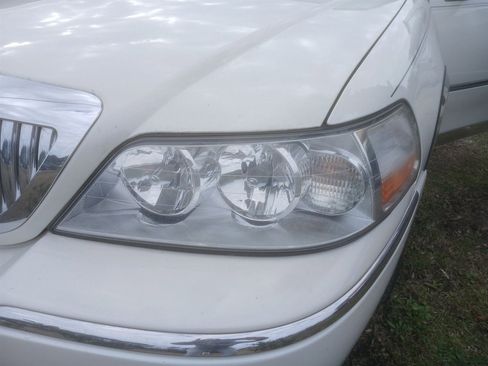 Used 2003 Lincoln Town Car Signature image 37