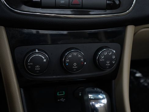 Used 2011 Chrysler 200 Touring FWD image 19