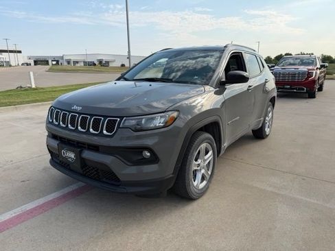 Used 2023 Jeep Compass Latitude AWD/4WD image 7