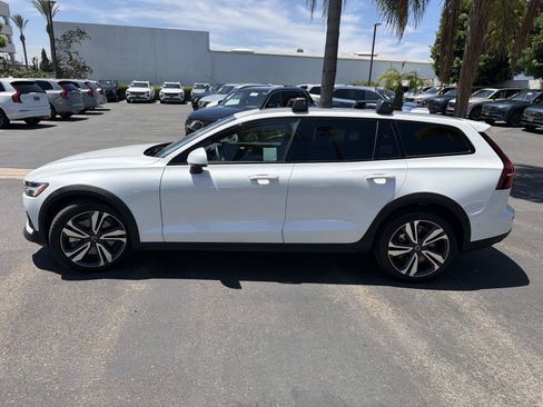 Used 2026 Volvo V60 B5 Cross Country Plus w/ Climate Package AWD/4WD image 8